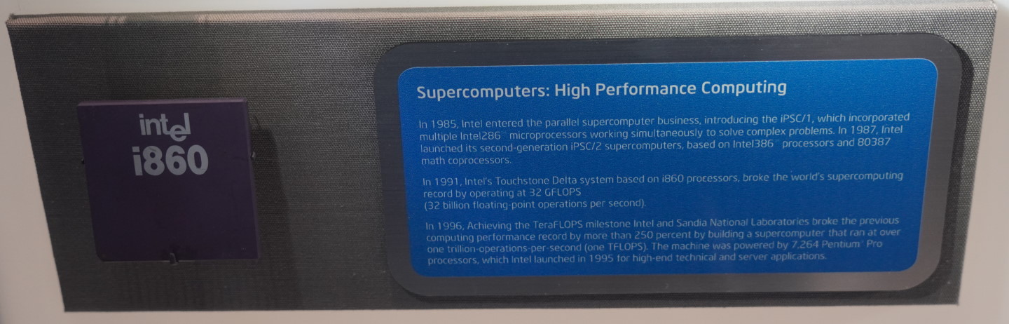 1989年推出的i860是顆RISC架構處理器，1991年時Intel以i860為基礎打造的Touchstone Delta電腦達到破記錄的32GPLOFS運算效能。