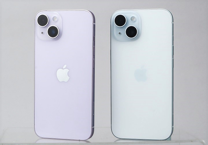 將 iPhone 15（右）與 iPhone 14（左）放在一起，亮面及霧面的玻璃背蓋差異就很明顯，就連 Apple 標誌也是低調的展現。
