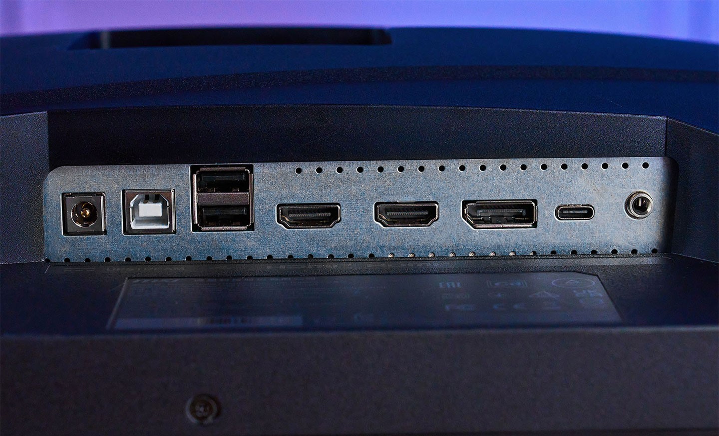 連結埠集於機身後側，其兩組 HDMI 2.1 埠提供了「滿血版」的傳輸速度，無論是高階顯卡或是次世代遊戲主機都能完美支援，其他包括 DisplayPort 1.4a 與 USB Type C 也都有提供，其 Type C 可同時支援 4K 144Hz 的輸出能力，以及 65W PD 快速充電的能力；另外顯示器也提供了 USB Type B 可串連電腦，並能透過兩組 USB A 連結鍵盤、滑鼠，並使用 KVM 功能，同時操控多個連結至顯示器的備。