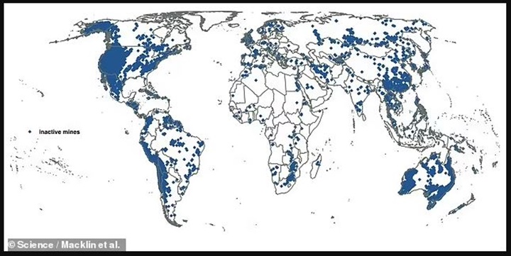 研究人員發現了159,735 個廢棄礦井（如上圖以藍色標記），這些礦井因史監管較為寬鬆，使得有很大部分的「全球污染」因而生。(圖片來源:mail online)