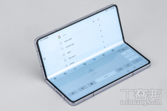 分割顯示在懸停狀態下，一半螢幕可以顯示 App，另一半可以作為觸控板或鍵盤。