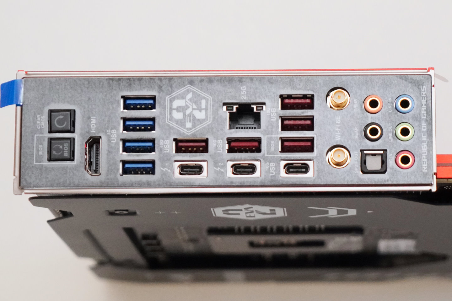 主機板I/O背板總共提供4組USB 3.2 Gen 1 Type-A端、5組USB 3.2 Gen 2 Type-A端、1組USB 3.2 Gen 2 Type-C端，以及2組Thunderbolt 4端。