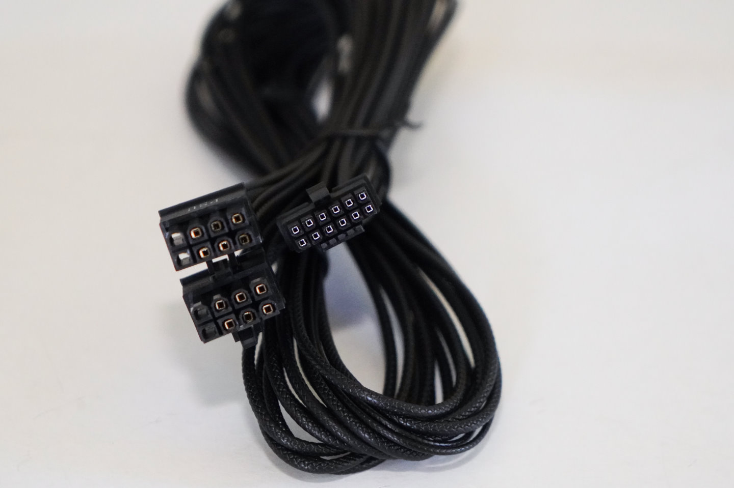 包裝附上2組PCIe電源端轉12VMPWR轉接線，但是線材為全黑色。