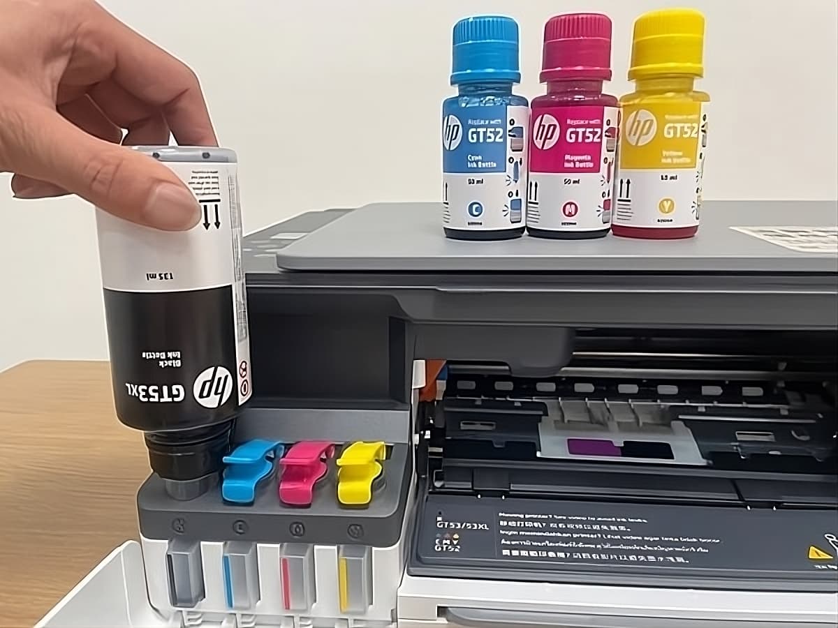 打開 Smart Tank 580 墨水匣時我大吃一驚，這是顛覆以往印象全新的設計，無論在視覺上還是實際使用上都非常舒適。還記得過去使用列表機補充墨水相當"搞剛"，甚至需要針筒的輔助才能確保雙手可以保持乾乾淨淨的。現～在～真～的～不～需～要～了！(圖文來源：2023 平面設計校稿之選：五千元有找，《HP Smart Tank 580 All-in-one》超清晰"連續供墨"噴墨彩色列表機)