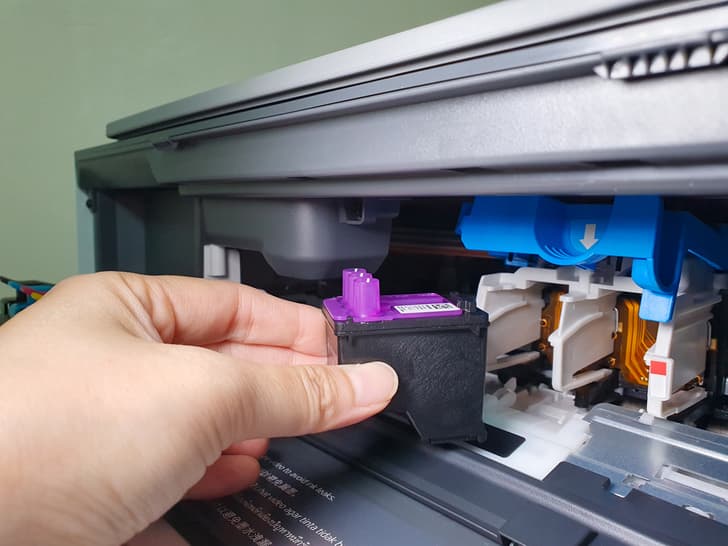 裝上列印頭，等候校正頁印出就完成安裝了。以後使用年限久了，難免會遇到噴頭阻塞的問題，安裝操作簡單，自己就可以快速自行更換噴頭，省去送修更換的費用及時間。(資料來源：家用印表機推薦｜HP Smart Tank 580 All-in-one 印表機，不用再找影印店了！超大印量！越印越省！防水黑墨不褪色、高速)