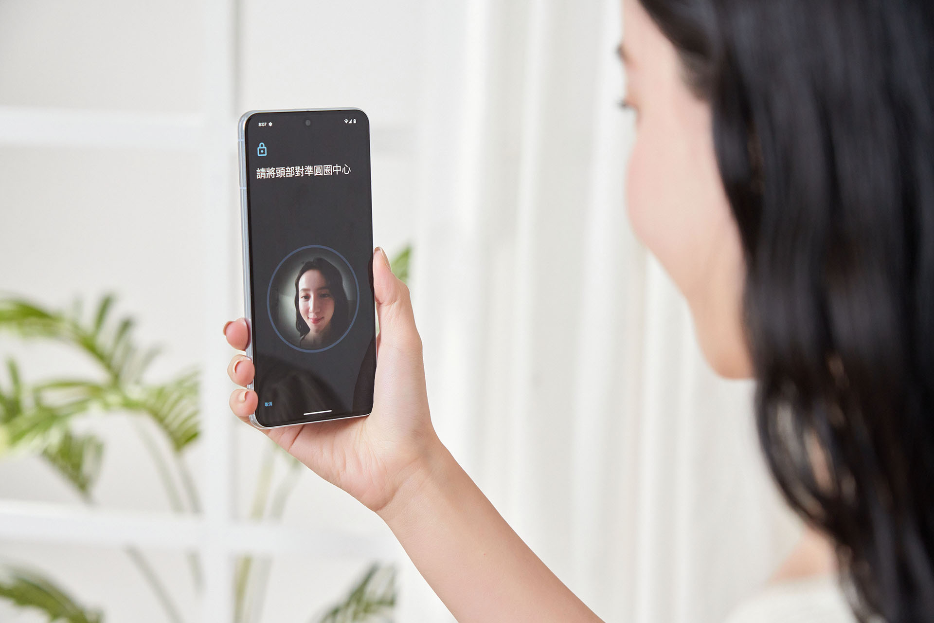 Pixel 8 Pro 也內建臉部辨功能，透過簡單的定即可用「刷臉」的方式解鎖手機，而且速度真的超快！