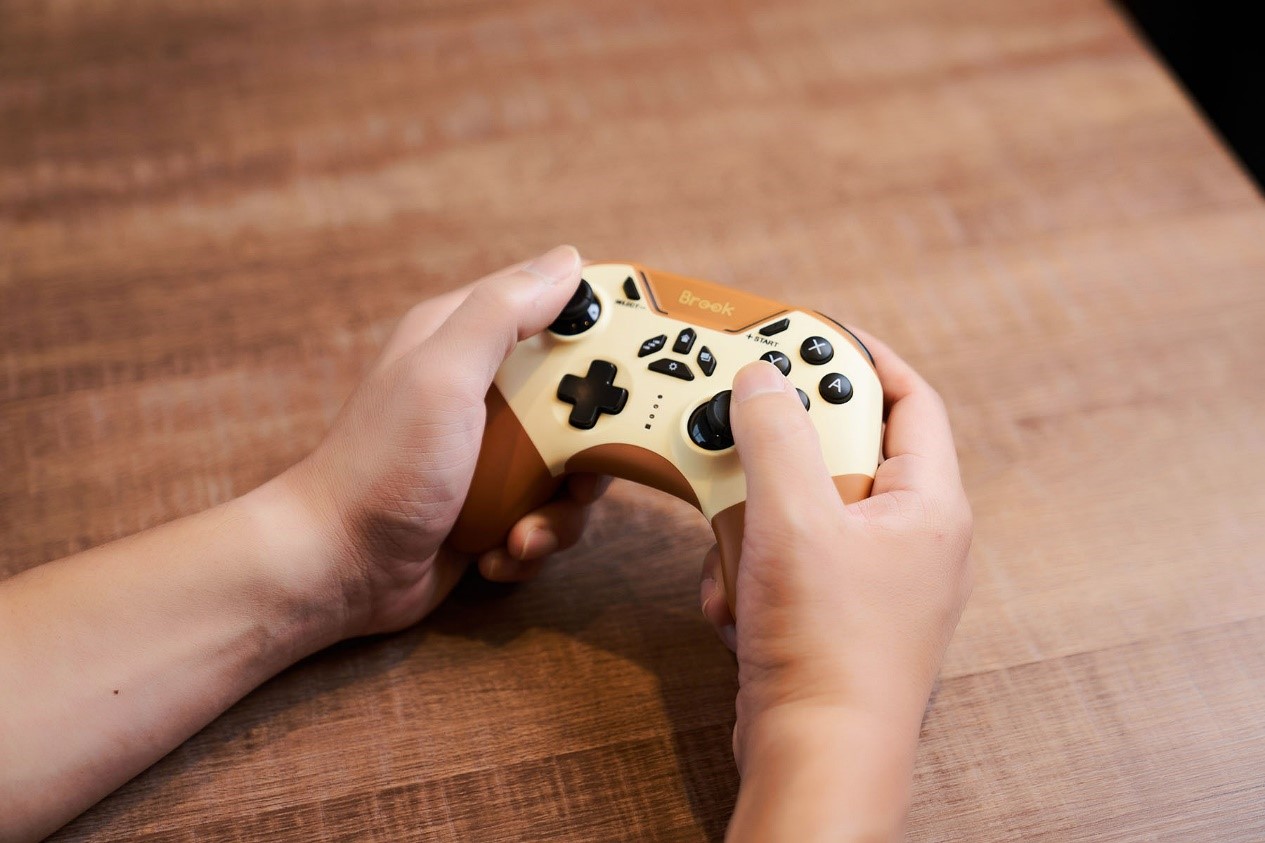 為提升玩家對跨平台遊戲的使用體驗，Brook Gaming 推出可同時相容於 Nintendo Switch、PC 與手機平台的無線遊戲控制器。