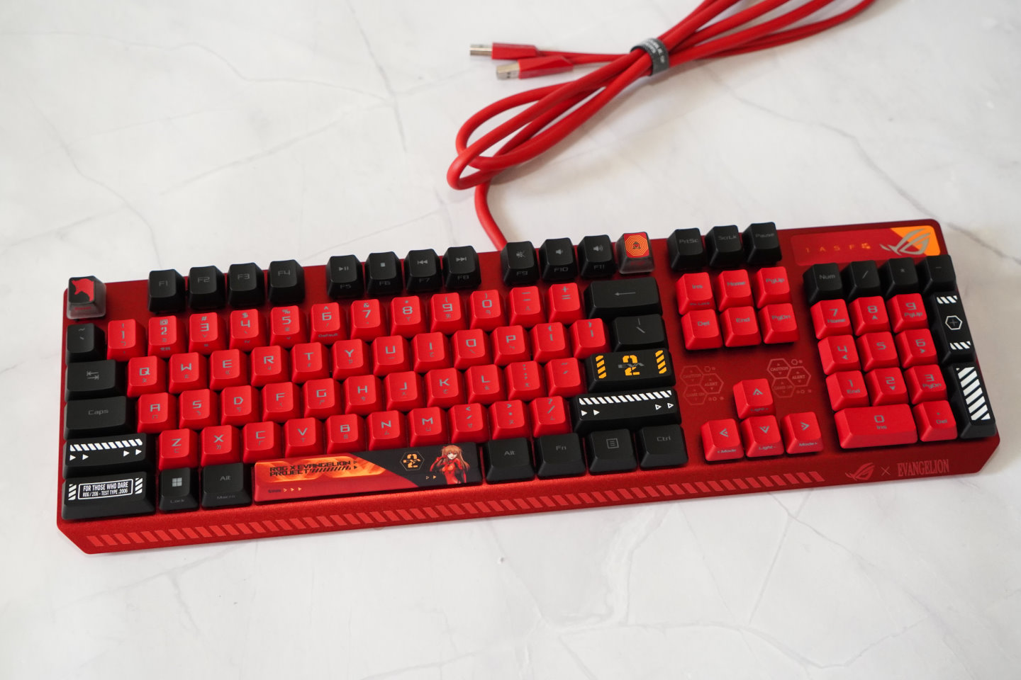 ROG Strix Scope RX EVA-02 Edition鍵盤以紅色為基底，配黑色與些許橘色，具有2組USB 2.0端連接至電腦。