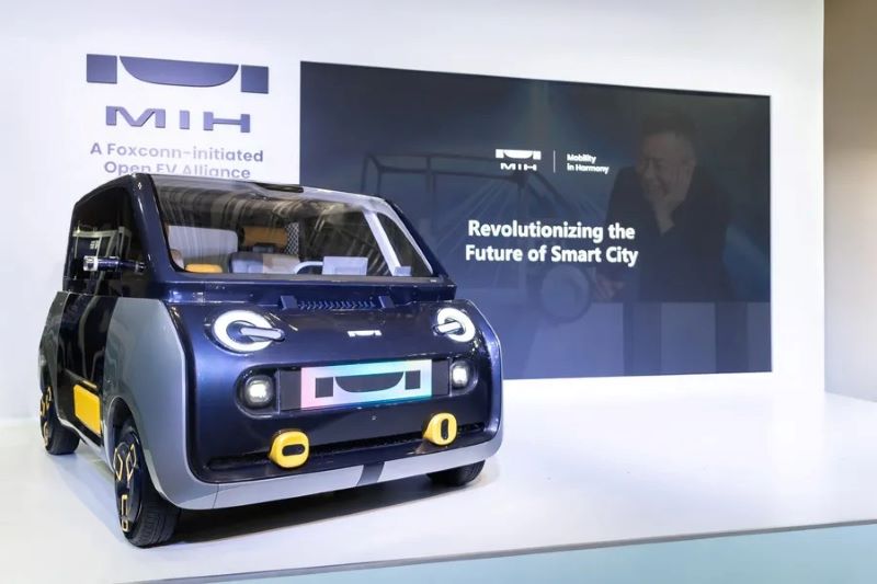 MIH首輛三人座電動車25日在日本東京車展（Japan Mobility Show）展出原型車。 圖／ MIH