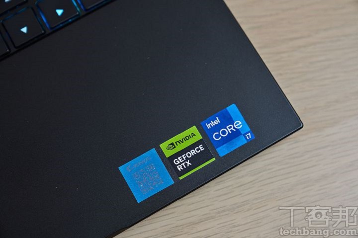 在機身上可見 Intel Core i7、GeForce RTX 的貼紙，代表具有不俗的規格配置。