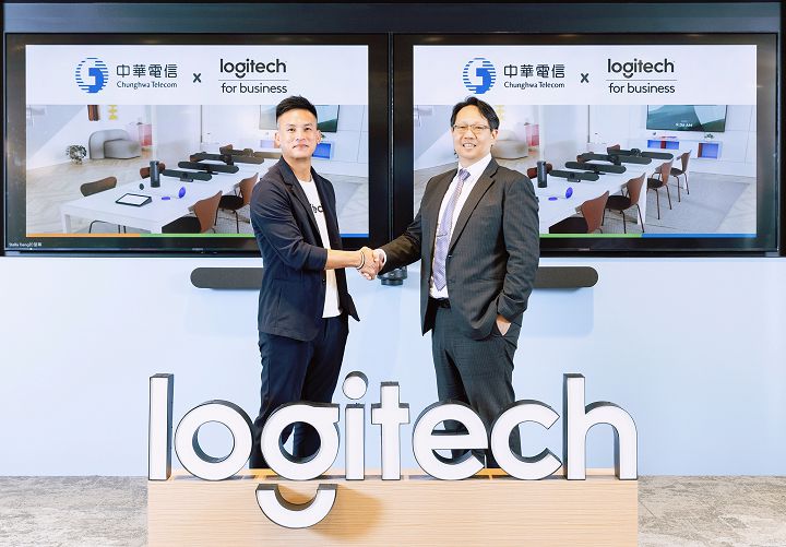 Logitech 台港澳總經理 施前江（左）與華電信企客戶分公司處長 原人麒（右）攜手合作推出「HiNet Logitech Rally 視訊備月租服務」。
