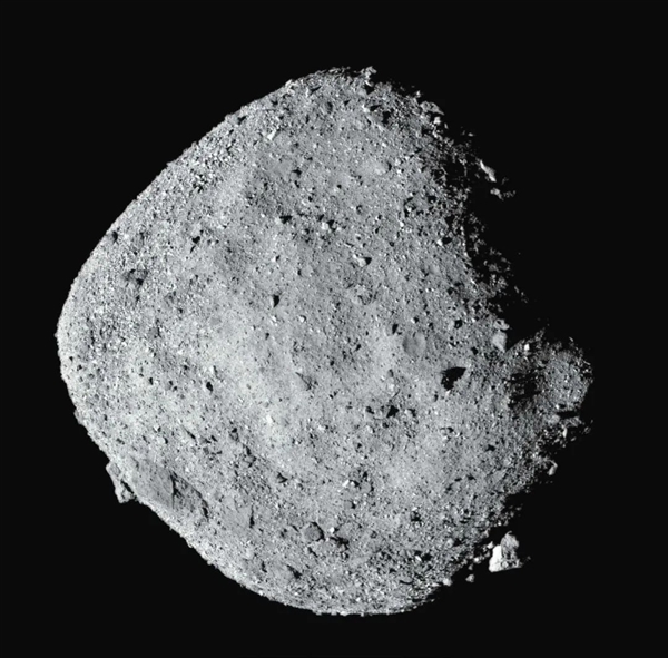 OSIRIS-REx在距離貝努約24公里處拍攝的圖像。圖片來源：NASA/Goddard/University of Arizona