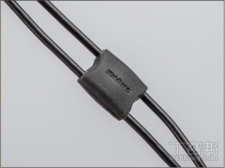 線材束帶設計線材屬於粗硬設計，並有束帶調節環，但沒有導入麥克風通話線控。