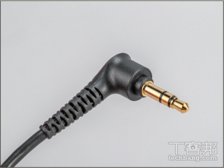 3.5mm 音源接採用 L 型 3.5mm 音源接，可對應多數備，避免線材因過度彎折損壞。