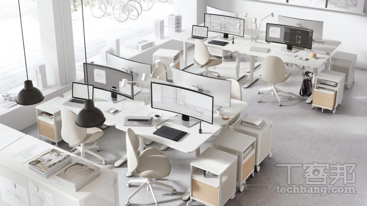 有不少企將員工辦公桌改為升降桌，即使員工輪值也能調整桌面高度。（圖片來源：IKEA）