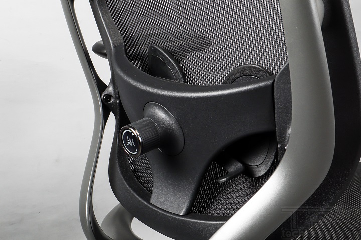 在椅背有兩塊可調整腰部的支撐墊，透過旋鈕可調節深度，下方把手則可調節高度。