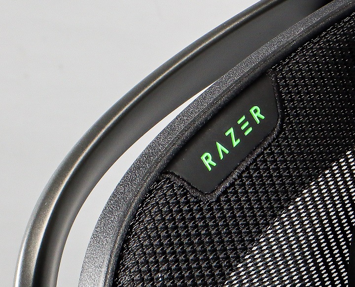Razer Fujin Pro 簡約的計，只有在小地方會看到 Razer 標示，其一就是在椅背上，小小的不太顯眼。