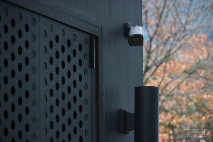 屋外配備有監視系統，即使屋主不在家也能監控智慧小屋安全。