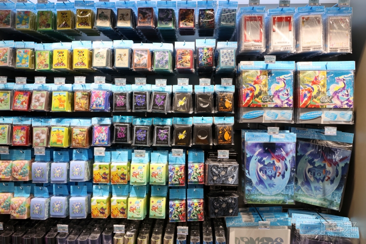 寶可夢心開幕啦！Pokemon Center Taipei 登場，官方玩偶、周邊、卡牌買起來～