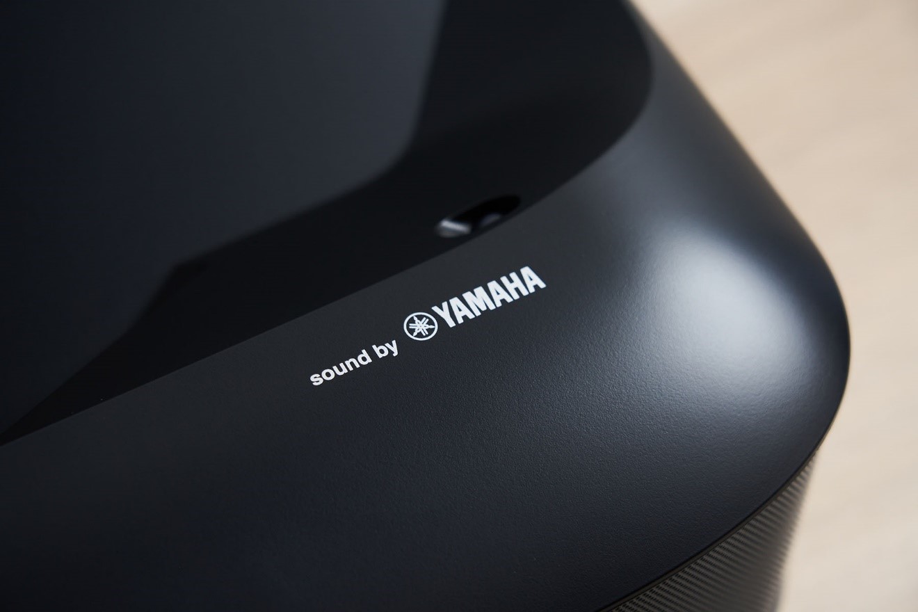 機頂前方一側標示著 Yamaha 標誌，EH-LS650 出色的音效表現由而來。