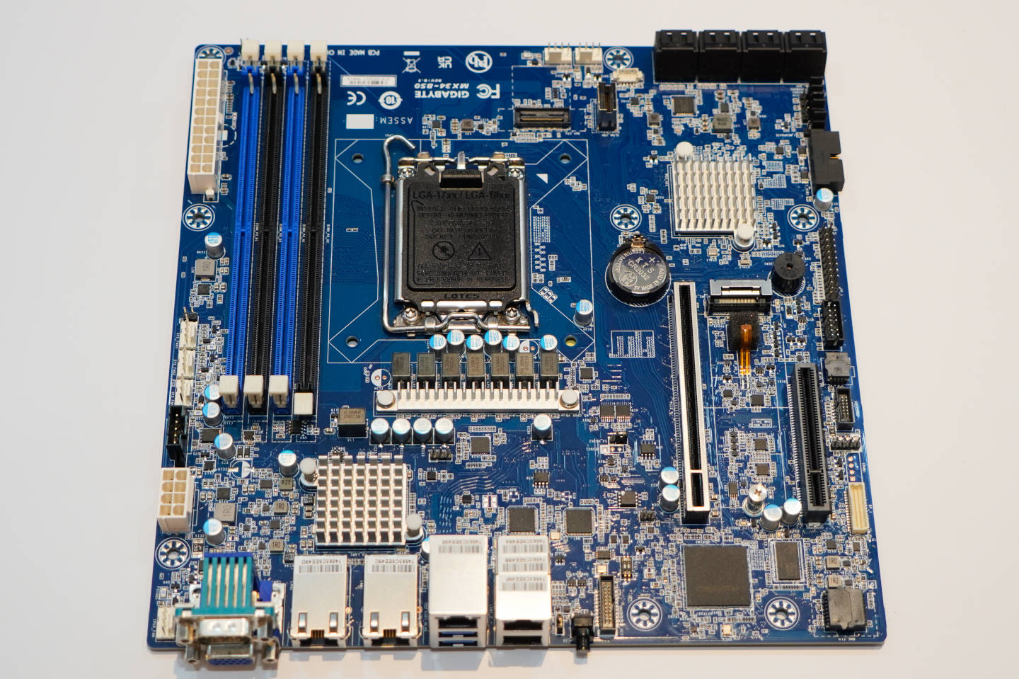 以GIGABYTE MX34-BS0為例，它提供4組DDR5記憶體插槽與1組PCIe Gen5x16插槽。