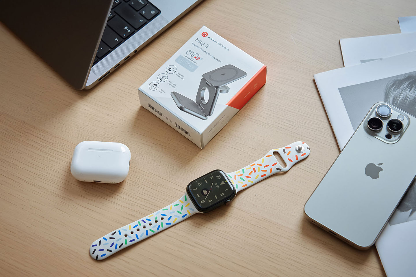 本篇開箱主角： Mag 3 折疊式三合一旅行磁吸無線充電座，體積小巧但功能性非常完整，可以一次滿足 iPhone、Apple Watch 與 AirPods 的充電需求，完美釋放空間。