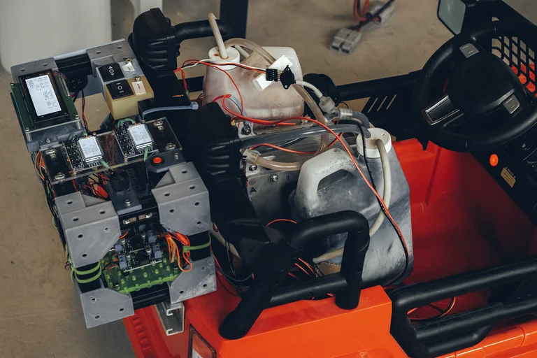 這個特寫鏡頭展示了玩具吉普車的車載奈米電燃料電池。流入能量