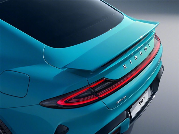 小米汽車SU7官圖式發佈，海灣藍車身配可升降電動尾翼