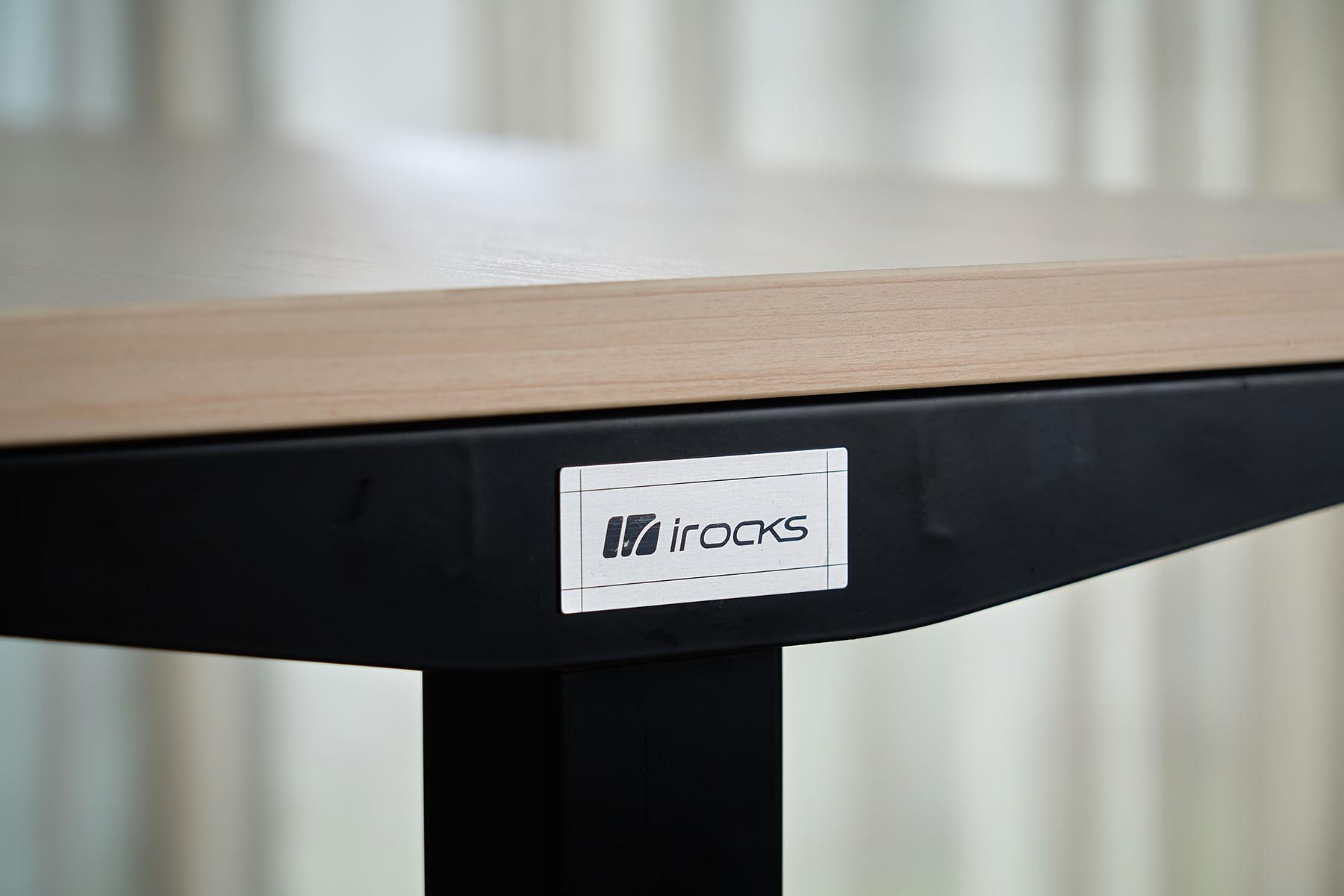 在升降桌的一側則有 iRocks 的金屬銘牌。