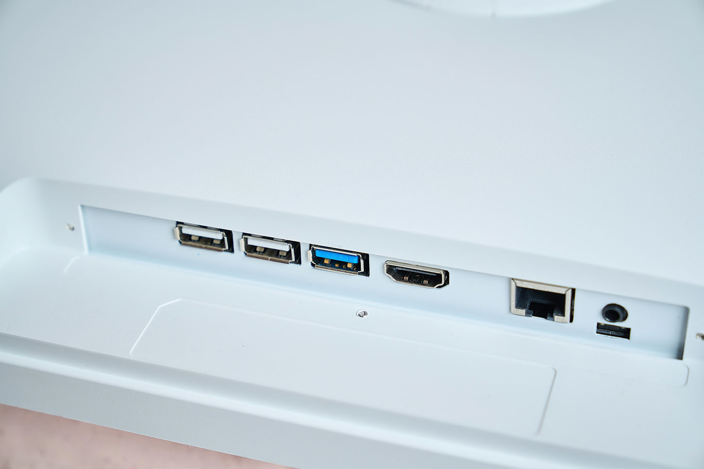 機背下方則有傳輸端子群，包含一組 HDMI 2.0 輸入介面，三組 USB 端子，可外接儲存設備如行動硬碟等，最後則是有線網路 LAN 端子，而閨蜜機另外也支援雙頻 WiFi 無線網路，所以上網更方便。