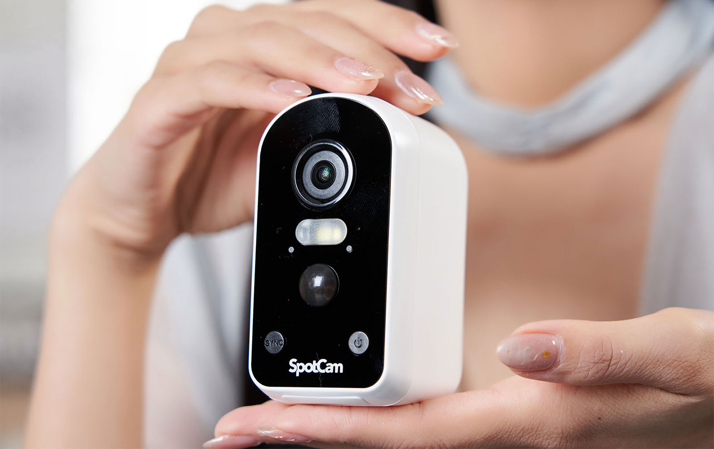 SpotCam Solo Pro 面為全黑配，可看到鏡、補光燈、動態偵測器、電源鍵與同鍵。