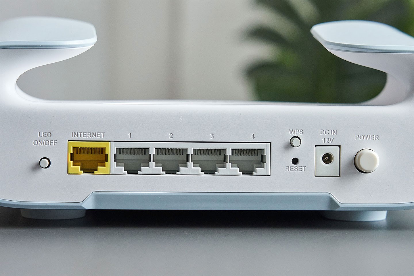 連接埠由左至右分別是 LED 燈號開關、1 WAN (2.5 GbE) + 4 LAN (GbE) 的網路埠、WPS 按鈕、Reset 重置、電源接口與電源開關。