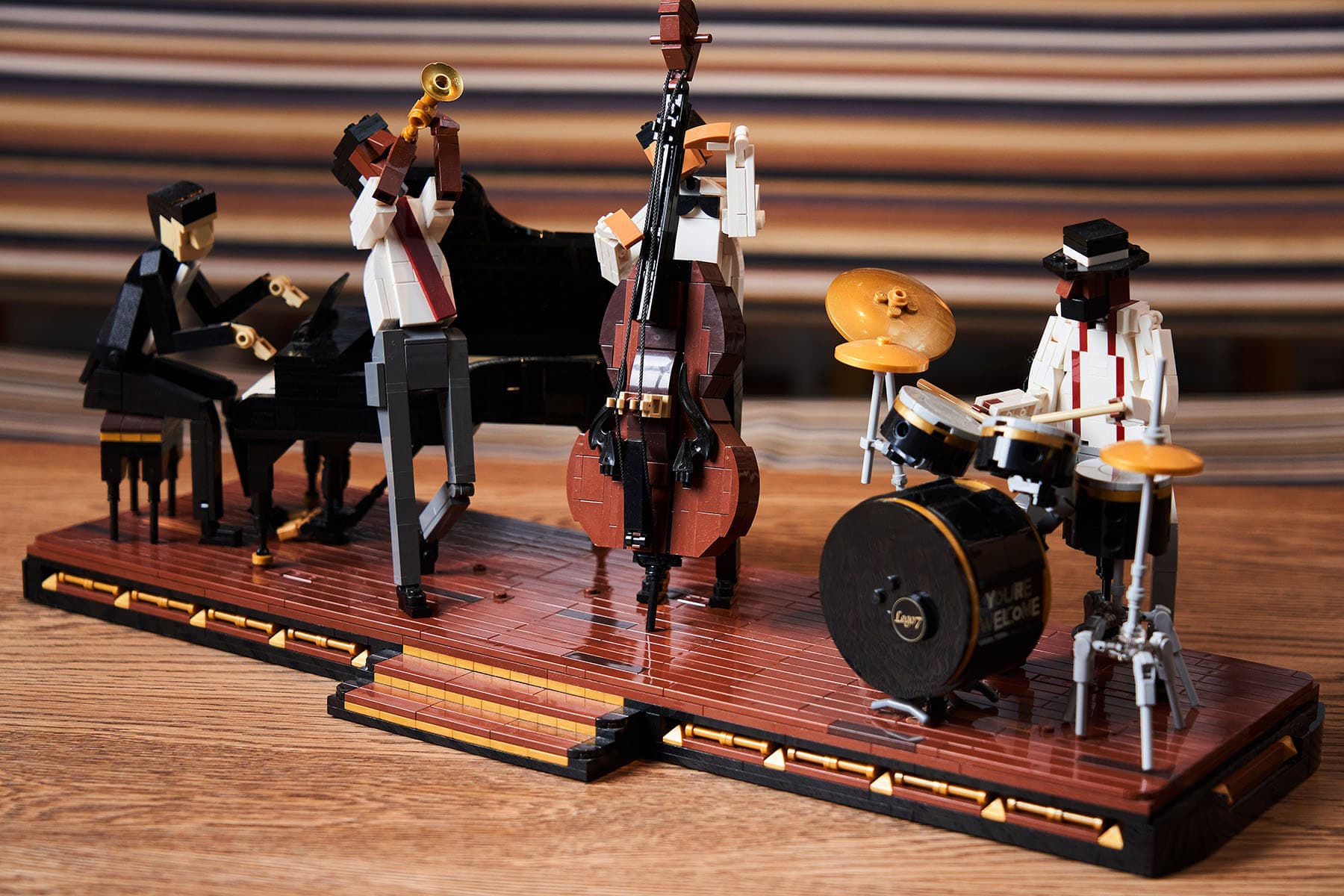 發行版「爵士四重奏」經官方建在造型上做了些微調整，而上面這組作品則是投稿原型，可以發現樂手的身材造型、舞台配色乃至於樂器配色都與發行版有所不同。