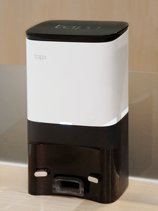 Tapo RV30 Plus 具有自動集塵功能．可以在自動清潔後清空垃圾盒，使用期間長達70天。 
