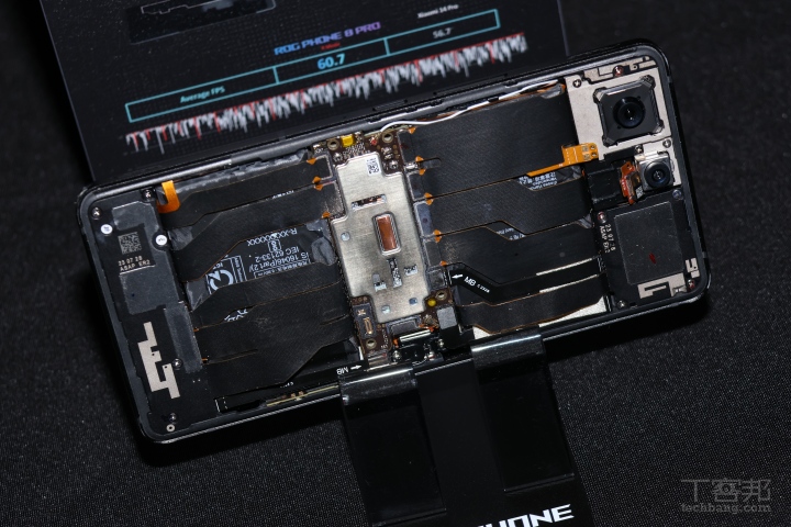 ROG Phone 8 Series 以層散熱計為基礎，採用第 2 代 360° 全方位散熱技術，速冷導熱棒提升 22% 散熱效率。