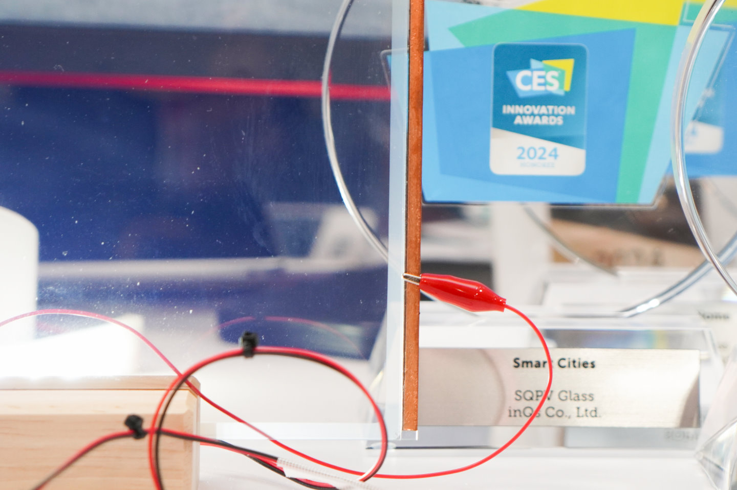 SQPV玻璃本身為透明無色，左右兩側具有金屬電極可以輸出電力。