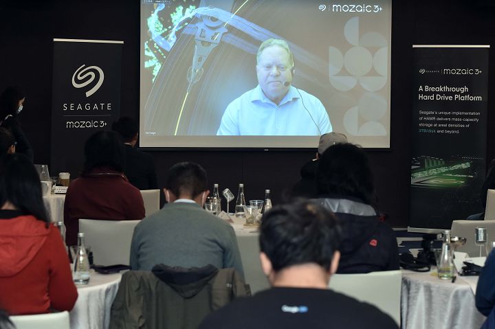 Seagate Technology 研究部門副總裁 Ed Gage 於會上分享 Mozaic 3+ 硬碟平台所採用的 HAMR 及多項界首創技術。