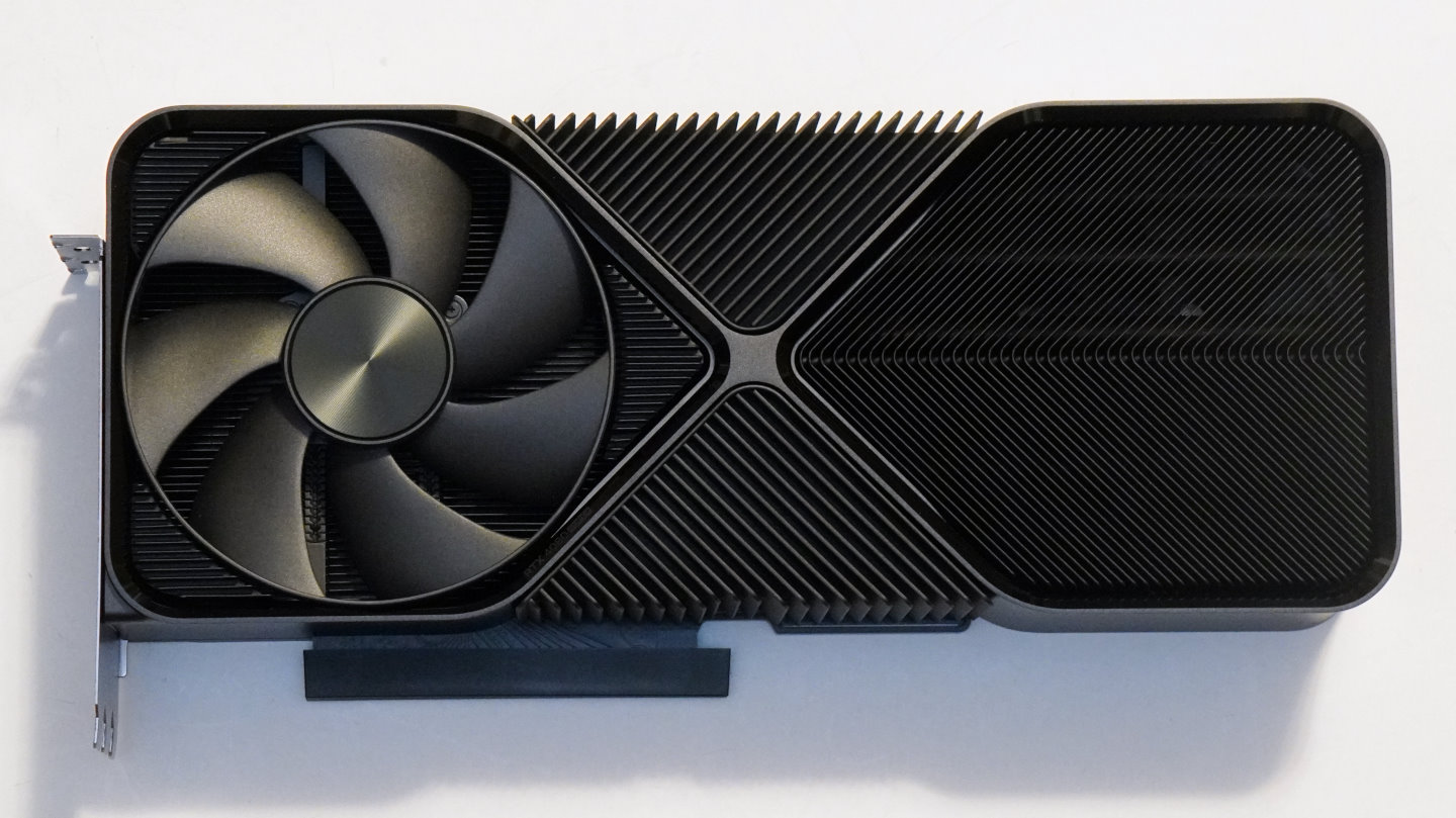 GeForce RTX 4080 Super同樣持RTX 30、RTX 40 Founders Edition系列的「瓦斯爐」造型風格，但顏色由灰色改為黑色。