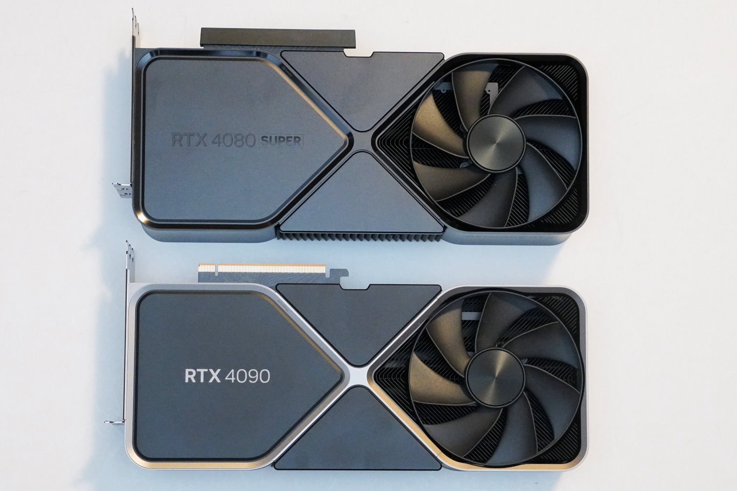 由於者手邊沒有GeForce RTX 4080 Founders Edition，所以使用尺寸相同的RTX 4090代替。可以看到RTX 4080 Super與RTX 4090尺寸相同。