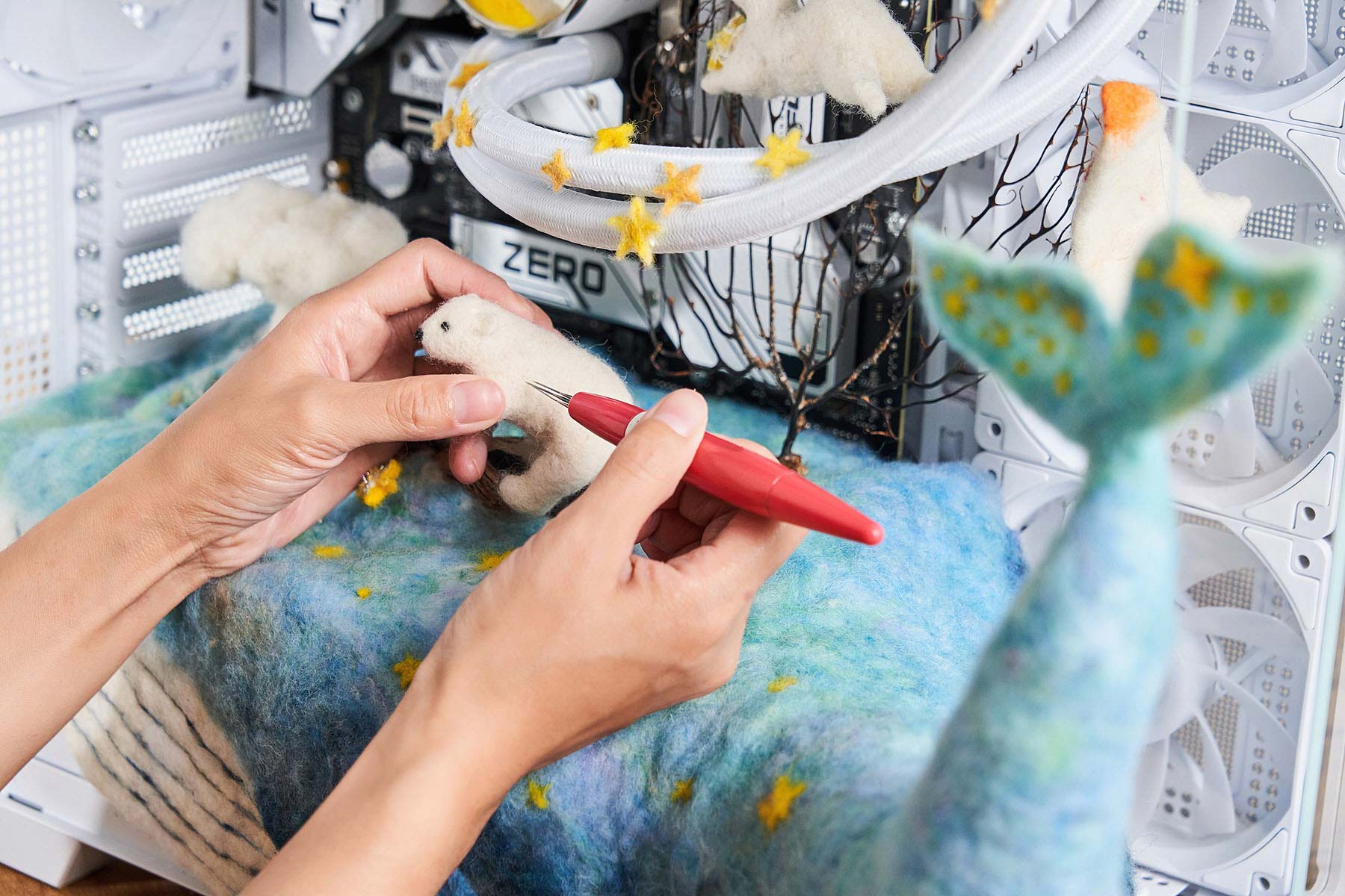 羊毛氈創作需透過專用的多針頭和手指將羊毛纖維分解、塑形，為了「星月童話」這個作品，她花費了 2 個禮拜的時間逐步完成各項組件的製作與裝配。