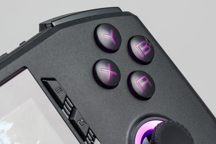 ABXY 的按鍵配置與 Xbox 搖桿相同，並且跟類比搖桿一樣都具備 RGB 背光燈效。