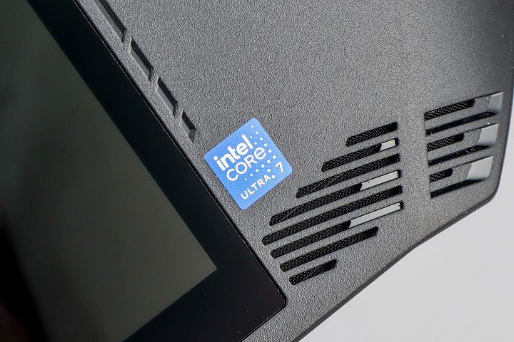藍色標籤標示著所搭載的處理器，有如過去「Intel Inside」的品牌識別。
