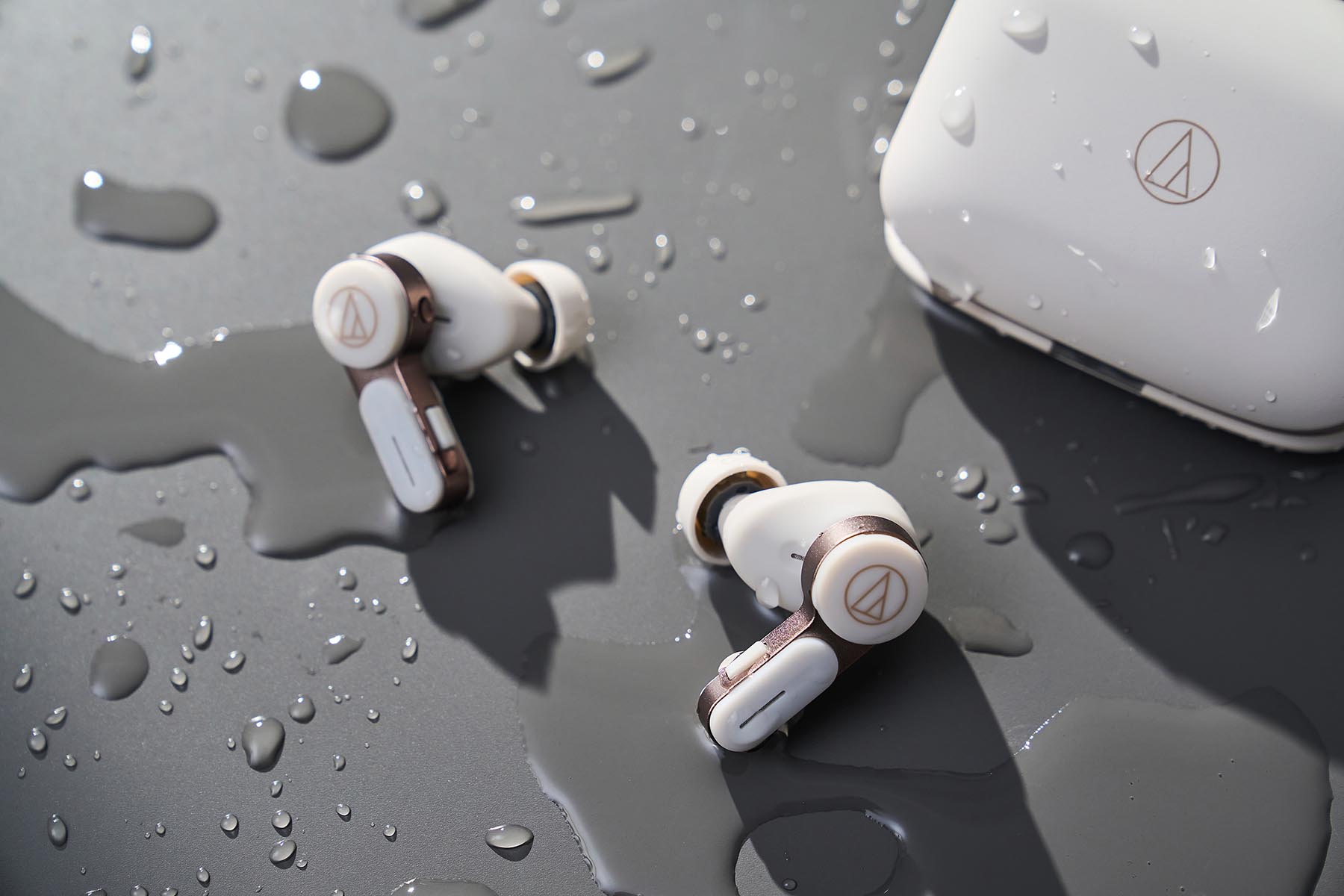 防水性能方面，ATH-TWX7 具備 IPX4 生活防水機能，從事低強度運動或偶遇小雨都不必擔心損壞耳機。