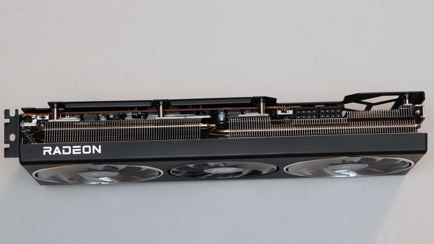 PowerColor Hellhound Radeon RX 7900 GRE採用雙槽尺寸，長度為33.2公分。