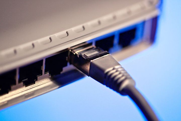 有線網路的資料傳輸速率，取決於網路連接埠口的頻寬大小。