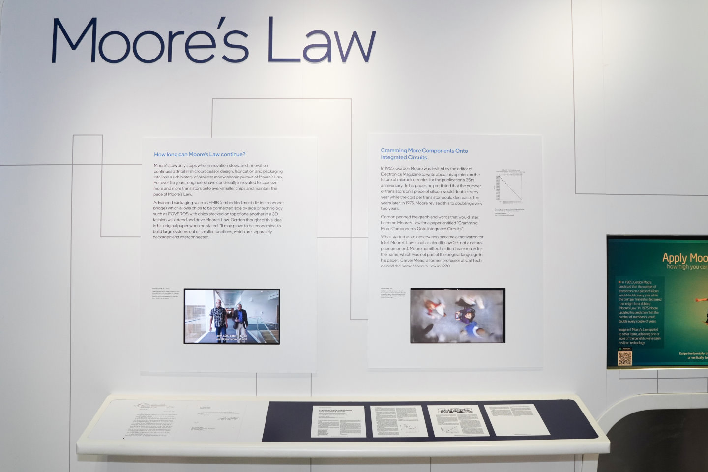Intel總部附設的博物館展示了摩爾定律的說明與當年文章的複本。