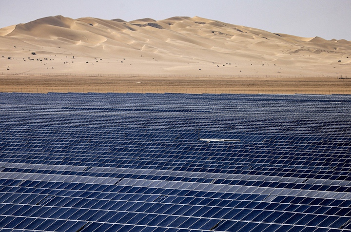 阿拉伯聯合大公國的太陽能農場接近能夠創造自身天氣的大小。