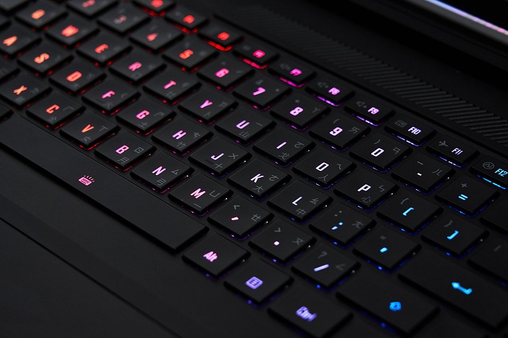 鍵盤提供三區 RGB 背光計，透過「GIGABYTE Control Center」工具，可以自訂最上手的熱鍵與 RGB 燈光效果。