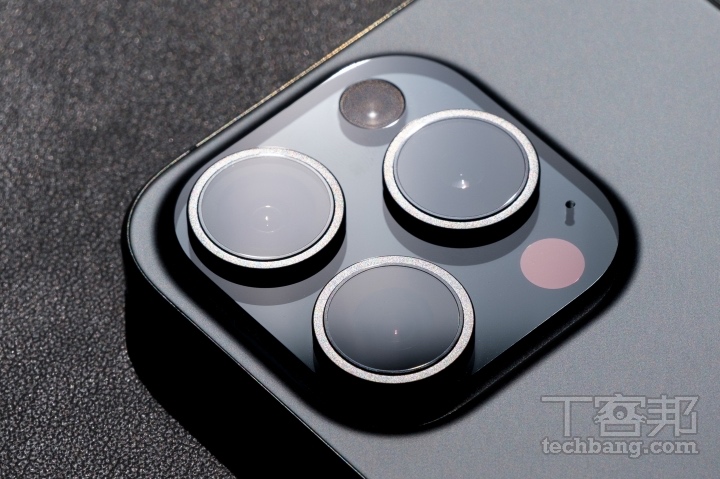 現今手機大多都具備三顆鏡，讓玩家擁有更彈性的拍攝視角。