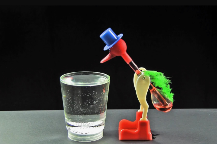 科家改造兒童玩具「喝水鳥」，變成摩擦電動水力發電機